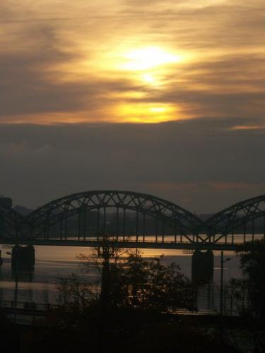 Sonnenaufgang in Riga (100_0622.JPG) wird geladen. Eindrucksvolle Fotos aus Lettland erwarten Sie.